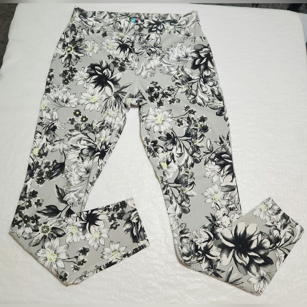 Utopia gray floral print leggings accent button. Size large